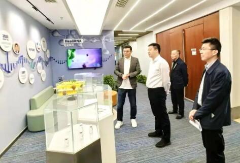 蘇州市政府副秘書長盛樂一行蒞臨慧療生物走訪調(diào)研
